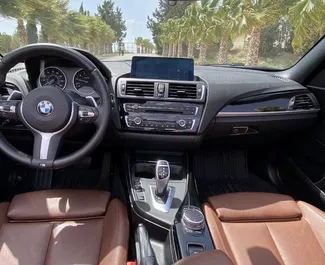 Interni di BMW 218i Cabrio in affitto in Spagna. Un'ottima auto da 4 posti con cambio Automatico.