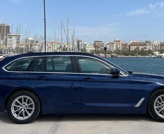 BMW 530d 2017 disponibile per il noleggio ad Alicante, con limite di chilometraggio di 250 km/giorno.