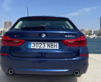 Interni di BMW 530d in affitto in Spagna. Un'ottima auto da 5 posti con cambio Automatico.