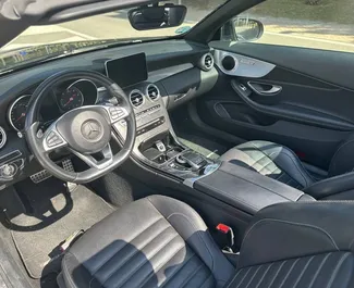 Mercedes-Benz C200 Cabrio 2020 disponibile per il noleggio ad Alicante, con limite di chilometraggio di 1500 km/giorno.