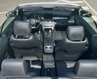 Interni di Mercedes-Benz C200 Cabrio in affitto in Spagna. Un'ottima auto da 4 posti con cambio Automatico.