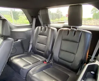 Interni di Ford Explorer in affitto in Georgia. Un'ottima auto da 7 posti con cambio Automatico.