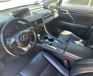 Interni di Lexus RX 450 in affitto in Spagna. Un'ottima auto da 5 posti con cambio Automatico.