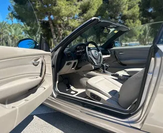 BMW 120d Cabrio 2010 disponibile per il noleggio ad Alicante, con limite di chilometraggio di 250 km/giorno.