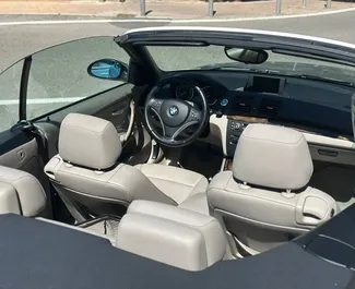 Interni di BMW 120d Cabrio in affitto in Spagna. Un'ottima auto da 4 posti con cambio Automatico.