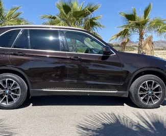 Noleggio auto BMW X5 2017 in Spagna, con carburante Diesel e  cavalli di potenza ➤ A partire da 120 EUR al giorno.
