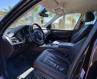 BMW X5 2017 disponibile per il noleggio ad Alicante, con limite di chilometraggio di 200 km/giorno.