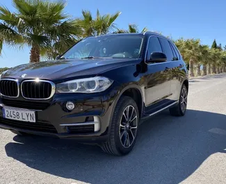 Interni di BMW X5 in affitto in Spagna. Un'ottima auto da 5 posti con cambio Automatico.