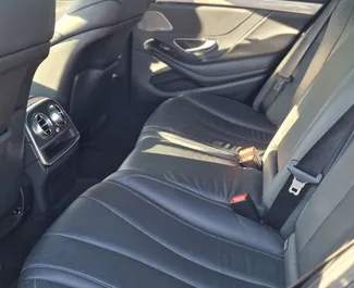 Mercedes-Benz S350 2018 disponibile per il noleggio ad Alicante, con limite di chilometraggio di 200 km/giorno.