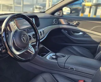 Interni di Mercedes-Benz S350 in affitto in Spagna. Un'ottima auto da 5 posti con cambio Automatico.