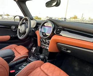 Mini Cooper 2024 disponibile per il noleggio a Dubai, con limite di chilometraggio di illimitato.