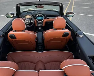 Interni di Mini Cooper in affitto negli Emirati Arabi Uniti. Un'ottima auto da 4 posti con cambio Automatico.