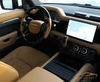 Noleggio Land Rover Defender. Auto Comfort, Premium, SUV per il noleggio negli Emirati Arabi Uniti ✓ Cauzione di Deposito di 2500 AED ✓ Opzioni assicurative RCT.