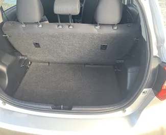 Toyota Vitz 2016 disponibile per il noleggio a Larnaca, con limite di chilometraggio di illimitato.