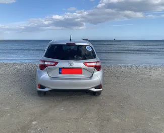 Interni di Toyota Vitz in affitto a Cipro. Un'ottima auto da 5 posti con cambio Automatico.