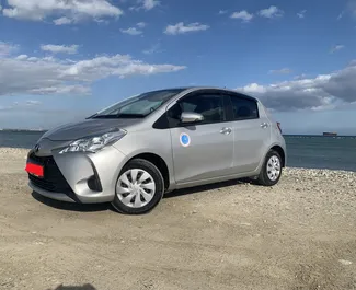 Vista frontale di un noleggio Toyota Vitz a Larnaca, Cipro ✓ Auto #11209. ✓ Cambio Automatico TM ✓ 0 recensioni.