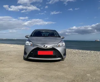 Vista frontale di un noleggio Toyota Vitz a Larnaca, Cipro ✓ Auto #11208. ✓ Cambio Automatico TM ✓ 0 recensioni.