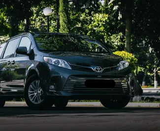 Vista frontale di un noleggio Toyota Sienna a Tashkent, Uzbekistan ✓ Auto #13557. ✓ Cambio Automatico TM ✓ 0 recensioni.