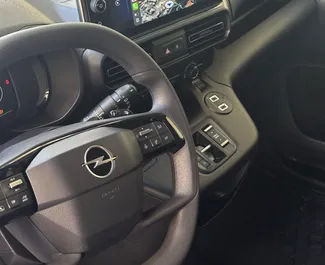 Motore Diesel da 1,5L di Opel Combo Life 2025 per il noleggio all'aeroporto di Antalya.