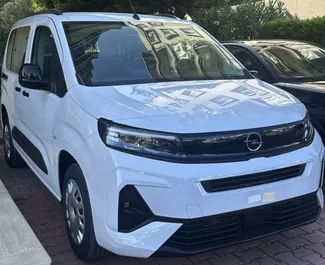 Vista frontale di un noleggio Opel Combo Life all'aeroporto di Antalya, Turchia ✓ Auto #14061. ✓ Cambio Automatico TM ✓ 0 recensioni.