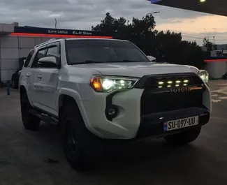Vista frontale di un noleggio Toyota 4 Runner a Tbilisi, Georgia ✓ Auto #14028. ✓ Cambio Automatico TM ✓ 0 recensioni.