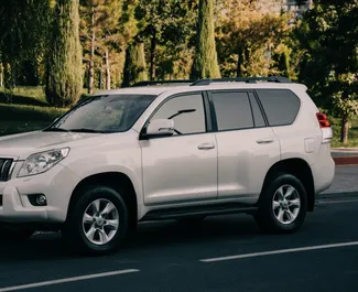 Toyota Land Cruiser Prado 2013 disponibile per il noleggio a Tashkent, con limite di chilometraggio di illimitato.