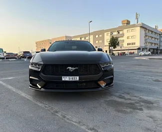 Vista frontale di un noleggio Ford Mustang Cabrio a Dubai, Emirati Arabi Uniti ✓ Auto #13588. ✓ Cambio Automatico TM ✓ 0 recensioni.