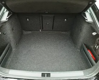 Interni di Skoda Octavia in affitto in Bielorussia. Un'ottima auto da 5 posti con cambio Automatico.