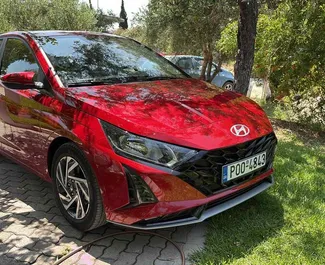 Vista frontale di un noleggio Hyundai i20 a Rodi, Grecia ✓ Auto #14055. ✓ Cambio Automatico TM ✓ 0 recensioni.