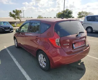 Vista frontale di un noleggio Nissan Note a Paphos, Cipro ✓ Auto #1215. ✓ Cambio Automatico TM ✓ 0 recensioni.