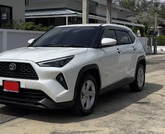 Toyota Yaris Cross 2024 disponibile per il noleggio all'aeroporto di Phuket, con limite di chilometraggio di illimitato.