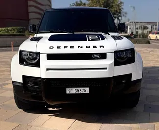 Vista frontale di un noleggio Land Rover Defender a Dubai, Emirati Arabi Uniti ✓ Auto #13606. ✓ Cambio Automatico TM ✓ 0 recensioni.