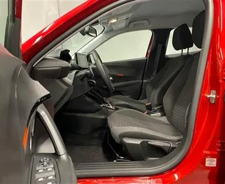 Vista frontale di un noleggio Peugeot 2008 all'aeroporto di Antalya, Turchia ✓ Auto #14077. ✓ Cambio Automatico TM ✓ 0 recensioni.