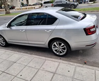 Interni di Skoda Octavia in affitto a Cipro. Un'ottima auto da 5 posti con cambio Automatico.
