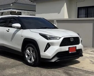 Noleggio Toyota Yaris Cross. Auto Economica, Crossover per il noleggio in Thailandia ✓ Cauzione di Deposito di 7000 THB ✓ Opzioni assicurative RCT, CDW, SCDW, FDW, Furto, Giovane.