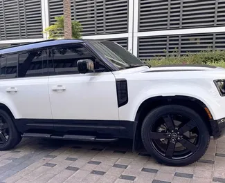 Noleggio Land Rover Defender. Auto Comfort, Premium, SUV per il noleggio negli Emirati Arabi Uniti ✓ Cauzione di Deposito di 2500 AED ✓ Opzioni assicurative RCT.