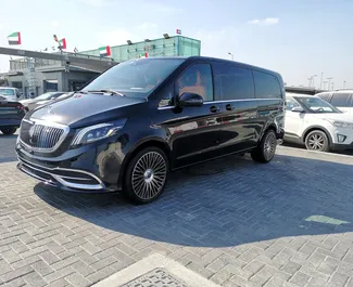 Vista frontale di un noleggio Mercedes-Benz Viano a Dubai, Emirati Arabi Uniti ✓ Auto #13621. ✓ Cambio Automatico TM ✓ 0 recensioni.