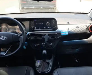 Vista frontale di un noleggio Hyundai i10 a Dubai, Emirati Arabi Uniti ✓ Auto #13974. ✓ Cambio Automatico TM ✓ 0 recensioni.