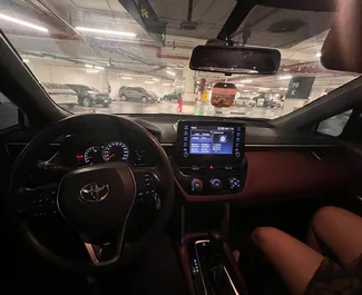 Vista frontale di un noleggio Toyota Corolla Cross a Dubai, Emirati Arabi Uniti ✓ Auto #13961. ✓ Cambio Automatico TM ✓ 0 recensioni.