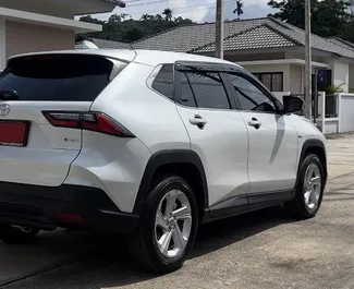 Motore Ibrido da 1,5L di Toyota Yaris Cross 2024 per il noleggio all'aeroporto di Phuket.