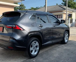 Noleggio Toyota Yaris Cross. Auto Economica, Crossover per il noleggio in Thailandia ✓ Cauzione di Deposito di 7000 THB ✓ Opzioni assicurative RCT, CDW, SCDW, FDW, Furto, Giovane.