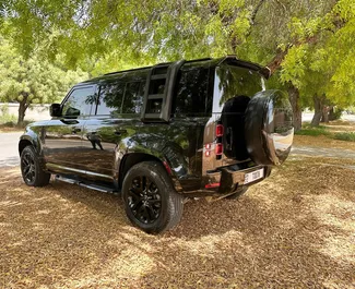 Noleggio Land Rover Defender. Auto Comfort, Premium, SUV per il noleggio negli Emirati Arabi Uniti ✓ Cauzione di Deposito di 2500 AED ✓ Opzioni assicurative RCT.