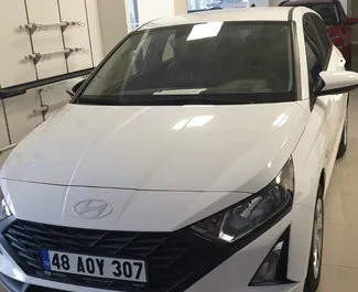 Vista frontale di un noleggio Hyundai i20 a Fethiye, Turchia ✓ Auto #11772. ✓ Cambio Automatico TM ✓ 0 recensioni.