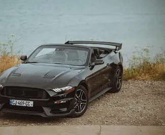Vista frontale di un noleggio Ford Mustang Cabrio a Tbilisi, Georgia ✓ Auto #14030. ✓ Cambio Automatico TM ✓ 0 recensioni.