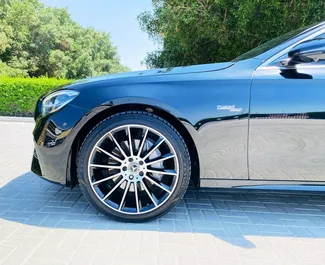 Vista frontale di un noleggio Mercedes-Benz E350 a Dubai, Emirati Arabi Uniti ✓ Auto #13619. ✓ Cambio Automatico TM ✓ 0 recensioni.