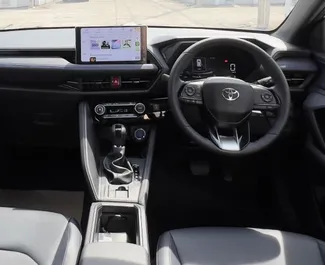 Vista frontale di un noleggio Toyota Yaris Cross all'aeroporto di Phuket, Thailandia ✓ Auto #8372. ✓ Cambio Automatico TM ✓ 0 recensioni.