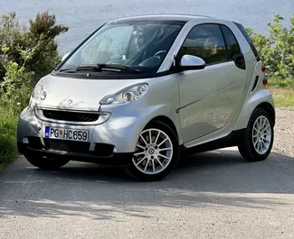 Vista frontale di un noleggio Smart Fortwo a Budva, Montenegro ✓ Auto #9846. ✓ Cambio Automatico TM ✓ 0 recensioni.