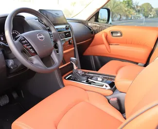 Vista frontale di un noleggio Nissan Patrol a Dubai, Emirati Arabi Uniti ✓ Auto #13622. ✓ Cambio Automatico TM ✓ 0 recensioni.