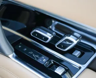 Noleggio Land Rover Range Rover. Auto Premium, Lusso, SUV per il noleggio negli Emirati Arabi Uniti ✓ Cauzione di Deposito di 2500 AED ✓ Opzioni assicurative RCT.