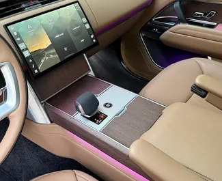 Interni di Land Rover Range Rover in affitto negli Emirati Arabi Uniti. Un'ottima auto da 5 posti con cambio Automatico.